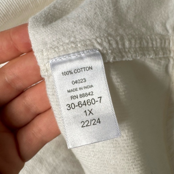 White corduroy shirt featuring a relaxed fit and a flattering pleated design XL - Picture 8 of 9